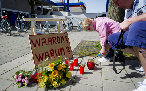 Blumen und Kerzen vor dem Einkaufszentrum 'De Ridderhof' in Alphen