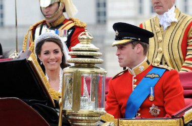 Hochzeit von William und Catherine - Catherine, Herzogin von Cambridge, und ihr Gatte, Prinz William, auf dem Weg zum Buckingham Palace