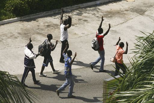 Abidjan: Zivilisten signalisieren "Wir sind unbewaffnet"