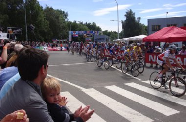 Hauptfeld mit Tom Boonen im Gelben Trikot des Punkbesten