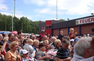 Viele Fans bei der Siegerehrung vor der Feuerwehrkaserne