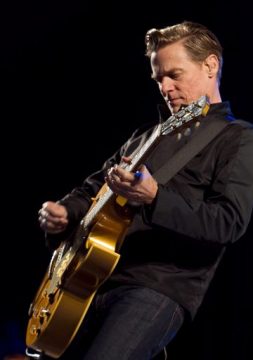 Bryan Adams bei einem Konzert in Katmandu (Nepal)