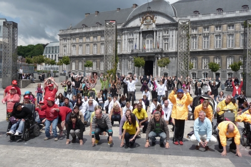 Flashmob 2010 von CAP48 in Ostende - zahlreiche Menschen waren dabei