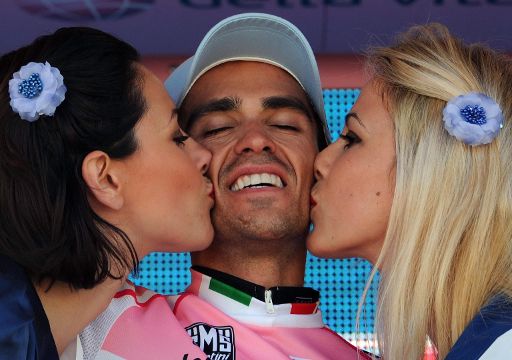 Küsschen für den Sieger Alberto Contador