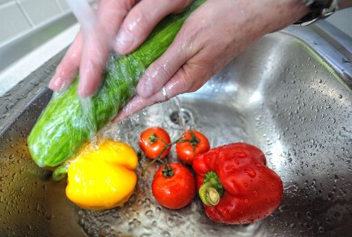 Gemüse gut waschen! (Bild: Peter Steffen/epa)