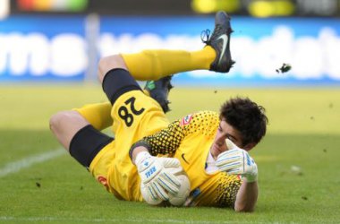 Genk-Keeper Thibaut Courtois hält den Sieg fest