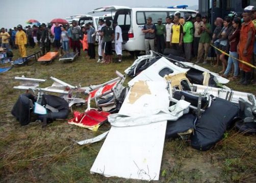 Bei einem Flugzeugabsturz in Indonesien sind vermutlich alle 27 Menschen an Bord ums Leben gekommen.