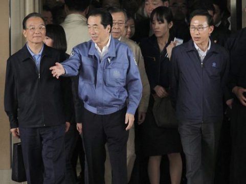Der chinesische Premier Wen Jiabao (li.), Südkoreas Präsident Lee Myung Bak (re.) und Japans Ministerpräsident Naoto Kan (mi.) besuchen die Unglücksregion Fukushima