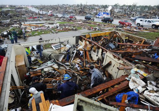 Rettungskräfte und Nachbarn bei Aufräumarbeiten nach dem verheerenden Tornado in Joplin (Missouri)