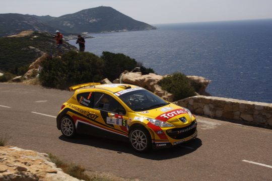 Weiter vorne: Thierry Neuville im Peugeot 207 S2000 auf Korsika