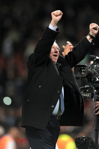 Feierlaune bei Manchester-Trainer Sir Alex Ferguson nach Einzug ins Finale der Champions League
