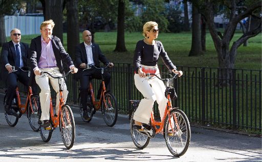 Prinz Willem Alexander und Prinzessin Maxima hoch zu Rad