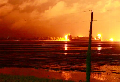 Erleuchteter Himmel am Mississippi nach Explosion des Dammes