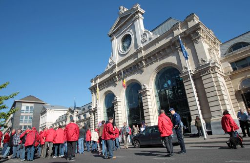 Mitarbeiter der SNCB streiken vor dem Bahnhof in Namür gegen die Schließung des Rangierbahnhofs Ronet