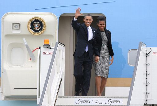 Die Obamas am Flughafen von Dublin