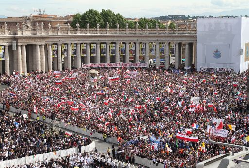 Viel Volk auf dem Petersplatz