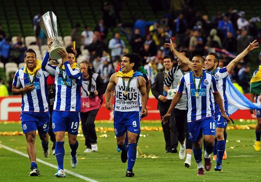 Porto's Spieler, in der Mitte der Torschütze Falco, feiern den gewonnenen EC-Titel