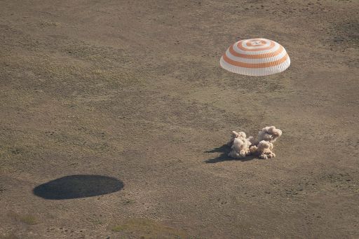 Die Sojus-Kapsel bei ihrer Landung in Kasachstan