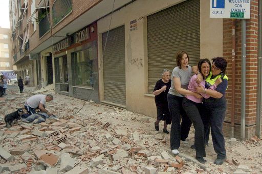 Nach den Erdbeben in Lorca versuchen die Menschen sich zu retten und Trost zu spenden