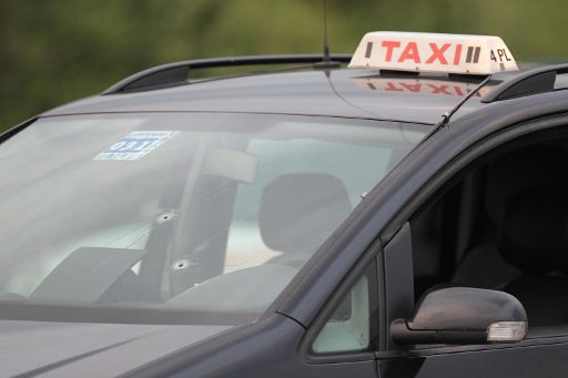 Vorderseite des am Dienstagabend angeschossenen Taxis