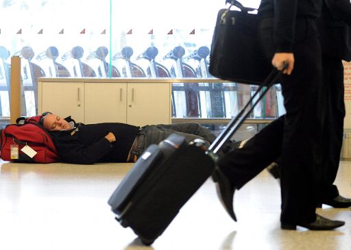 Melbourne Airport: Ein gestrandeter Fluggast schläft im Flughafengebäude