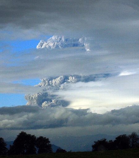 Ausbruch des Vulkans Puyehue in den Anden im Süden Chiles