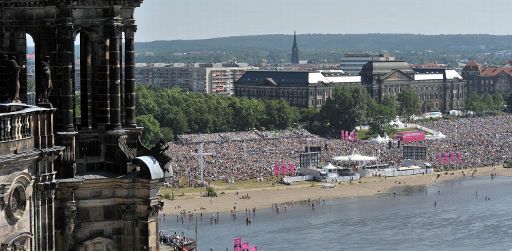 120.000 Menschen strömten an beide Ufer der Elbe zum Abschlussgottesdienst des evangelischen Kirchentages in Dresden