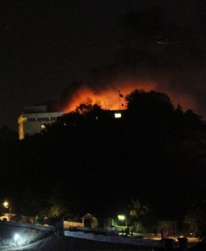 Feuer nach Einsatz von Kampfhubschraubern zur Niederschlagung des Terrorangriffs auf Hotel in Kabul