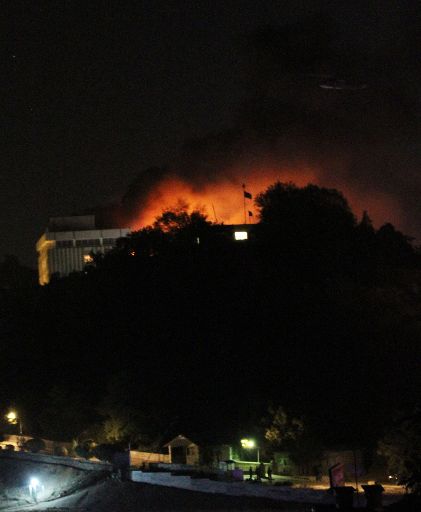 Feuer nach Einsatz von Kampfhubschraubern zur Niederschlagung des Terrorangriffs auf Hotel in Kabul