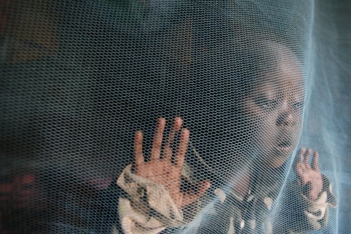 Moskitonetze helfen im Kampf gegen Malaria: Die dreijährige Siama Marjan im Kibera-Slum von Nairobi, Kenia