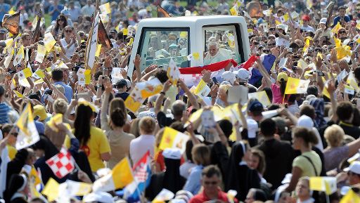 Die Gläubigen in Zagreb empfingen Papst Benedikt XVI. im Papamobil recht herzlich