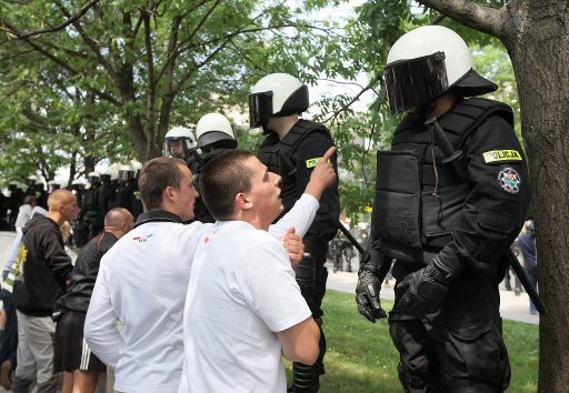 Gegner der Homo-Demo vor dem Polizeikordon in Warschau