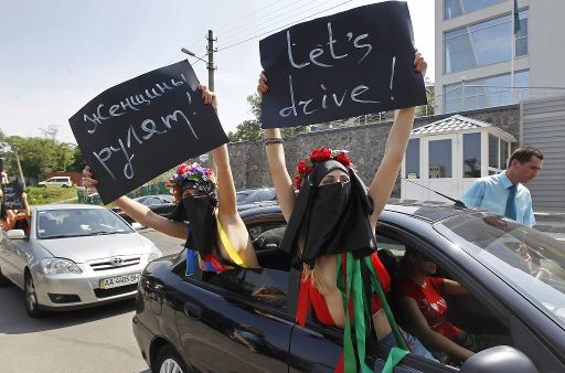 Auch in Kiev gingen Frauen vor der saudi-arabischen Botschaft gegen das Frauenfahrverbot auf die Straße