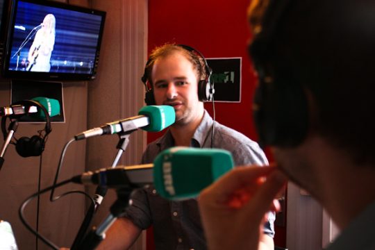 Charles von White Lies bei BRF1