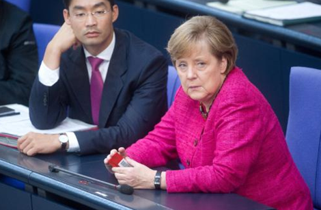 Philipp Rösler und Angela Merkel im Bundestag