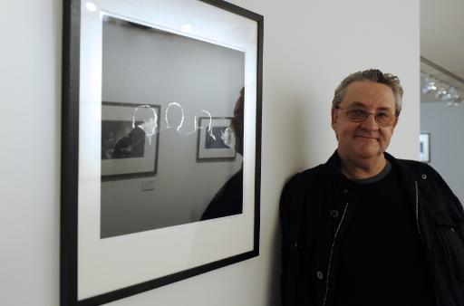 Fotograf Mike Mitchell neben einer bisher unveröffentlichten Beatles-Aufnahme