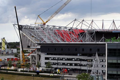 Ein Toter bei Dacheinsturz im Twente-Fußballstadion in Enschede