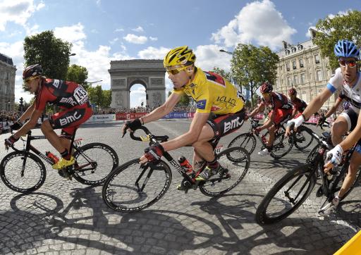 Cadel Evans im Gelben Trikot vor dem Pariser Triumphbogen