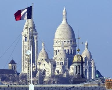 Die französische Fahne vor Sacré-Coeur
