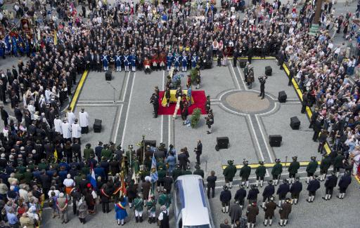 Versammlung der Trauergemeinde auf dem Odeonsplatz zur Aussegnung von Otto von Habsburg