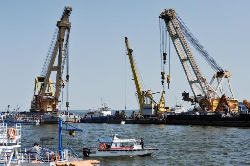 Zwei schwimmende Kräne werden die "Bulgaria" aus dem Wasser ziehen