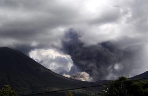 Indonesischer Vulkan Lokon stößt riesige Aschewolke aus