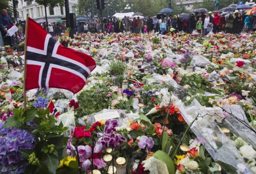 Blumen vor der Domkirke-Kirche in Oslo: Am Sonntag gedachte Norwegen der Opfer