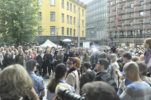 Menschenauflauf vor dem Osloer Stadtgericht "Tinghus"