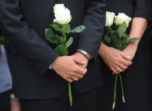 Die Hände von Kronprinz Haakon und Kronprinzessin Mette-Marit beim "Rosenmarsch"