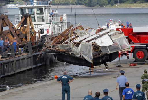 Bergung des gekenterten Schiffs auf dem Fluss Moskau