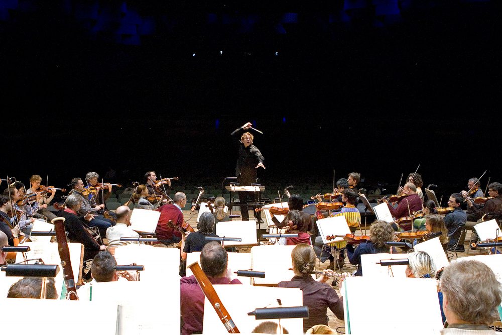 Der Aachener Generalmusiker Marcus Bosch bei einer Probe mit dem Sinfonieorchester Aachen am 19.03.2008 im Eurogress Aachen