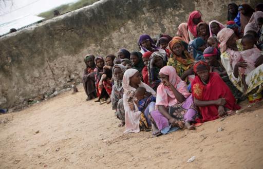 Somalische Frauen warten auf Nahrung im neueröffneten Camp Badbaado in Mogadischu