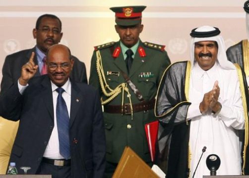 Der sudanesische Präsident Omar al-Baschir(vl) und der Emir von Katar, Scheich Hammad bin Khalifa (vr), bei der Friedensschließung
