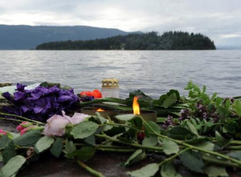 Blumen und Kerzen vor der Insel Utoya, 26. Juli